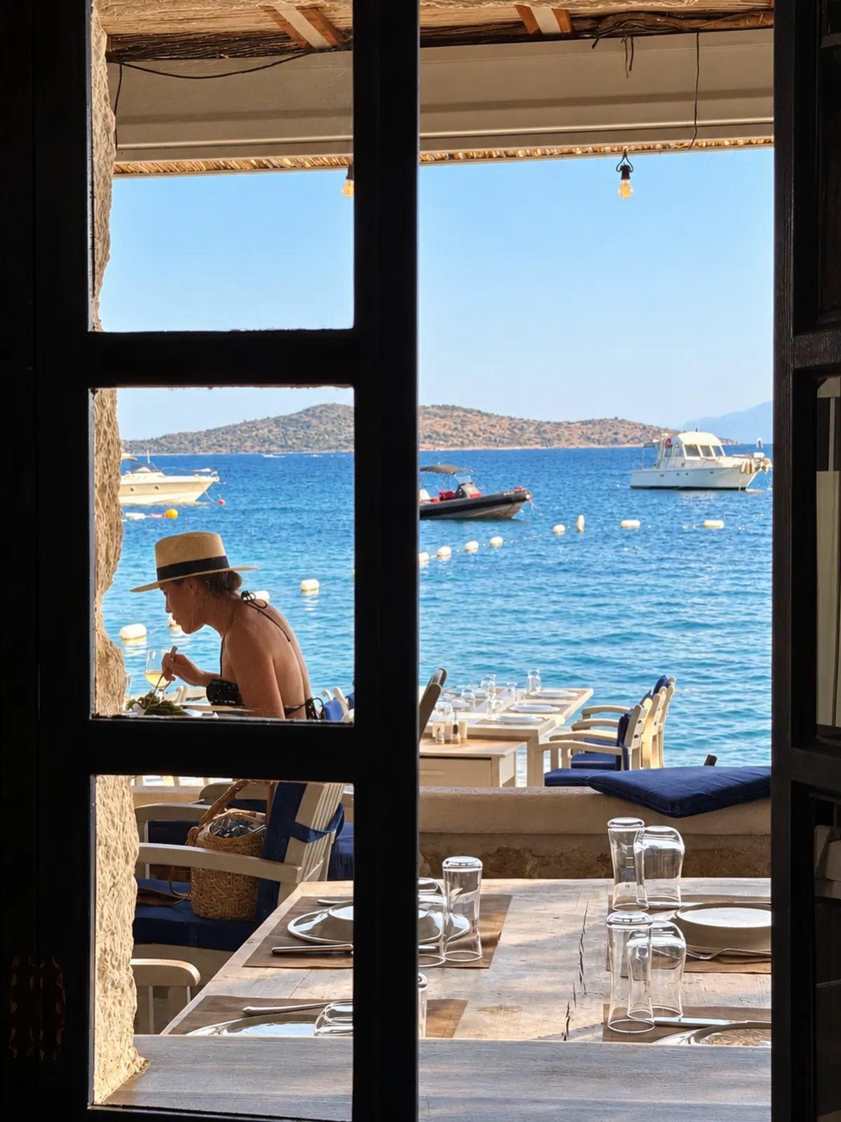 Ayana’nın penceresinden görünen sofra ve deniz
